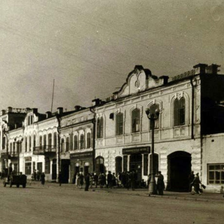 «Дом купеческий Шарлова». Фото конец 1940-х гг. Из фонда Центра историко-культурного наследия Челябинска. Дом Шарлова справа