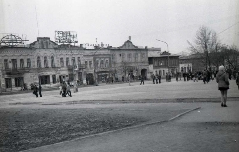 «Дом купеческий Шарлова». Фото 1975 года. Из фонда Центра историко-культурного наследия Челябинска. Дом Шарлова в центре застройки