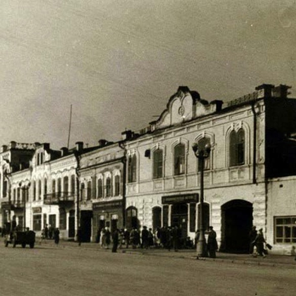 Фото конец 1940-х гг. Из фонда Центра историко-культурного наследия Челябинска. Дом Шарлова справа